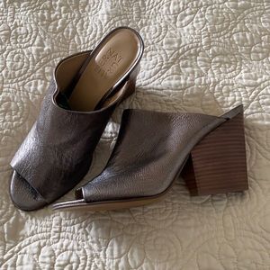 NWOT Naturalizer silver mule wedges